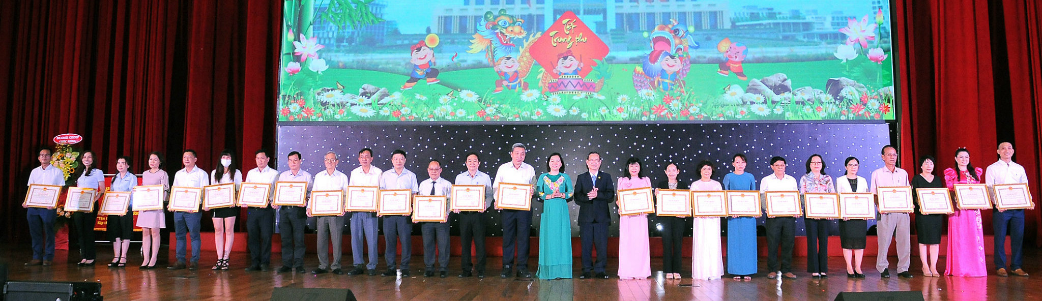 URC VIỆT NAM NHẬN BẰNG KHEN TỪ CHỦ TỊCH UBND TỈNH BÌNH DƯƠNG VÌ NHỮNG ĐÓNG GÓP CHO TRẺ EM CÓ HOÀN CẢNH KHÓ KHĂN